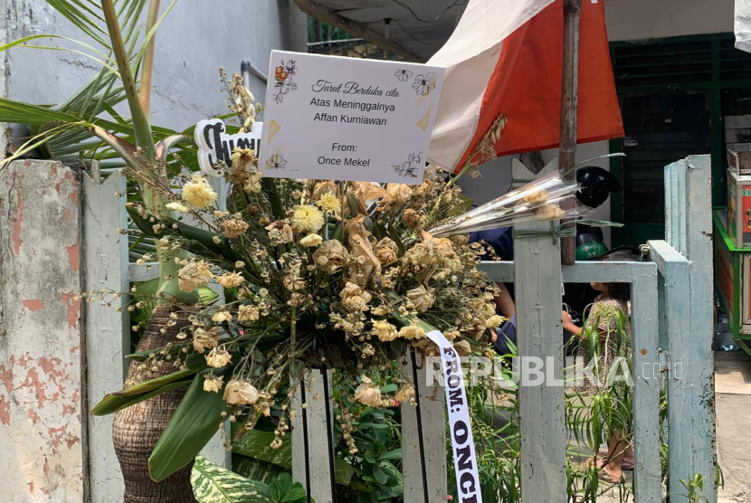 Karangan bunga Once Merke di depan rumah Affan Kurniawan.