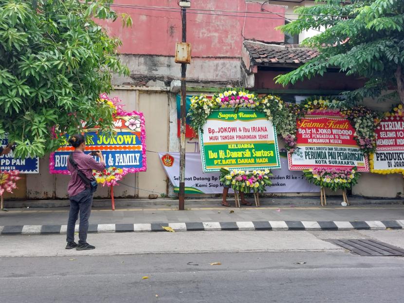 Karangan bunga sambung kepulangan Joko Widodo di Solo.