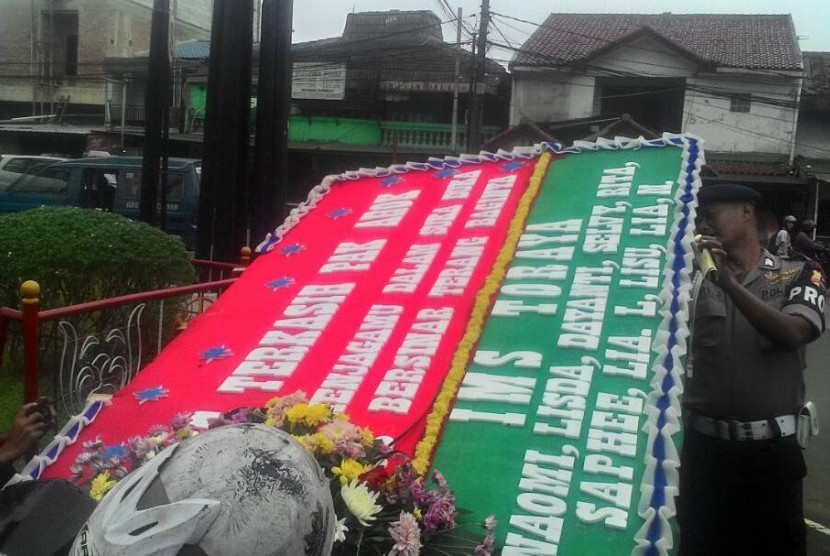 Karangan bunga sebagai bentuk dukungan terhadap Basuki Tjahaja Purnama mulai berdatangan ke Mako Brimob Depok, Jabar (10/5).