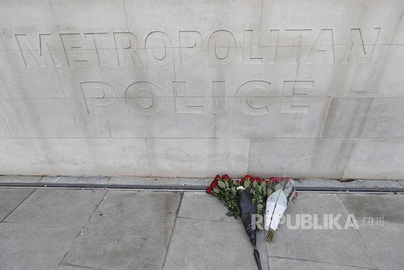 Karangan bunga sebagai tanda belasungkawa atas petugas polisi yang juga menjadi korban dalam penyerangan berlangsung di Jembatan Westminster, London.