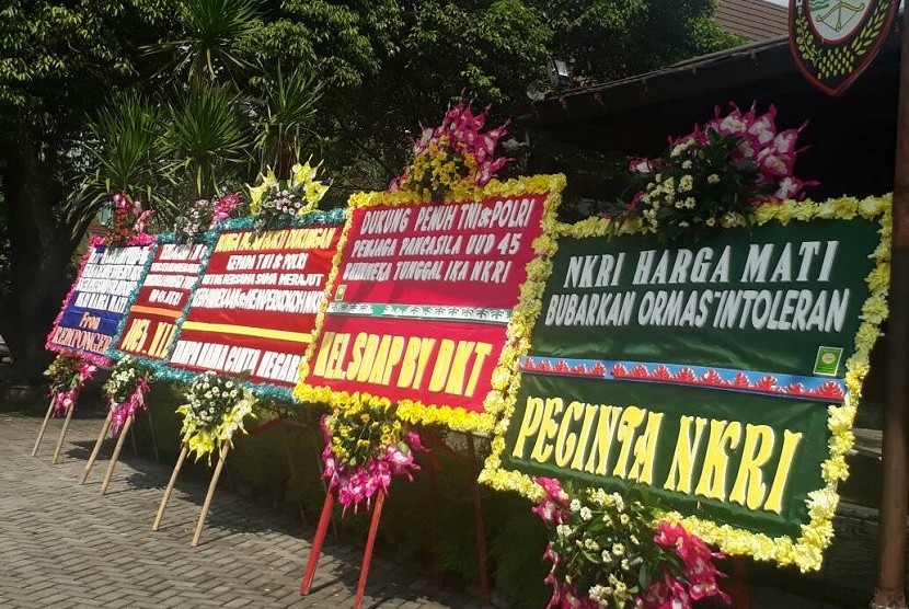 Karangan bunga tak bertuan memenuhi pelataran Pendopo Gede Balai Kota Solo Kamis (4/5).
