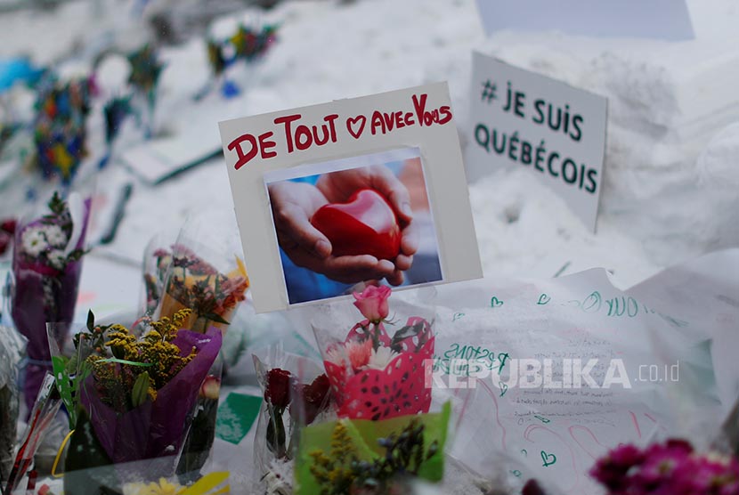 Kanada Jadikan 29 Januari Hari Kenang Serangan Masjid Quebec. Karangan bunga tanda berduka diletakkan di dekat TKP penembakan Masjid Pusat Kebudayaan Islam Quebec, Quebec City, Kanada.