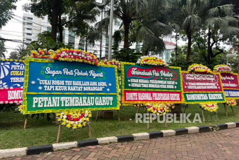 Banjir Karangan Bunga Dukung Purbaya tak Naikkan Cukai Rokok, Publik Siap Bela Kebijakan Pro Rakyat