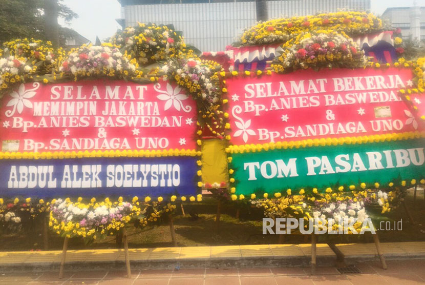 Karangan bunga ucapan selamat dan sukses untuk Anies - Sandi yang akan dilantik menjadi Gubernur DKI Jakarta yang baru tanggal 16 Oktober nanti di Balaikota, Jakarta Pusat (13/10). 