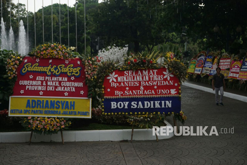 Karangan bunga ucapan selamat kepada Anies Baswedan dan Sandiaga Uno menghiasi halaman Balai Kota DKI Jakarta, Senin (16/10). 