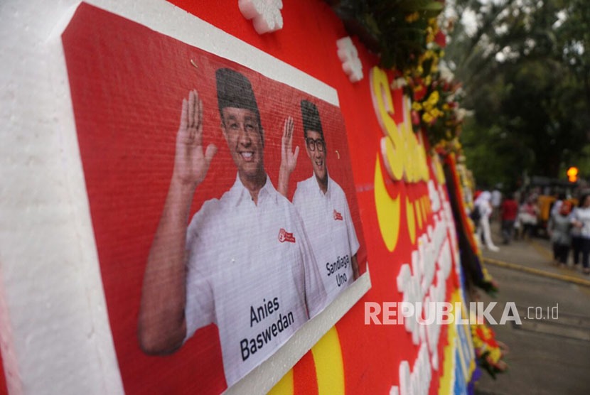 Karangan bunga ucapan selamat kepada Anies Baswedan dan Sandiaga Uno menghiasi halaman Balai Kota DKI Jakarta, Senin (16/10). 