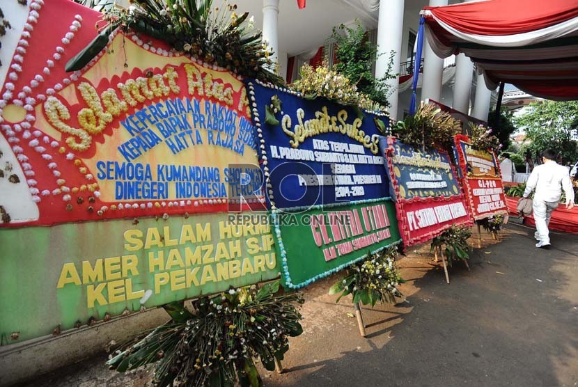 Karangan bunga ucapan selamat kepada capres-cawapres no urut 1 di taruh pada rumah Polonoia, Jakarta, Selasa (22/7). (Republika/ Tahta Aidilla)