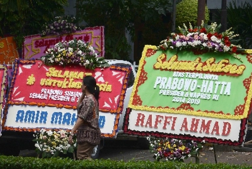  Karangan bunga ucapan untuk keberhasilan pasangan capres dan cawapres Prabowo-Hatta di rumah Kertanegara, Jakarta, Jumat (11/7).
