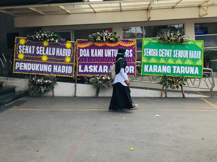 Polres Bogor Fokus ke Laporan Satgas Covid-19 Soal RS UMMI. Karangan bunga untuk Habib Rizieq Shihab di RS Ummi, Kota Bogor, Jumat (27/11)