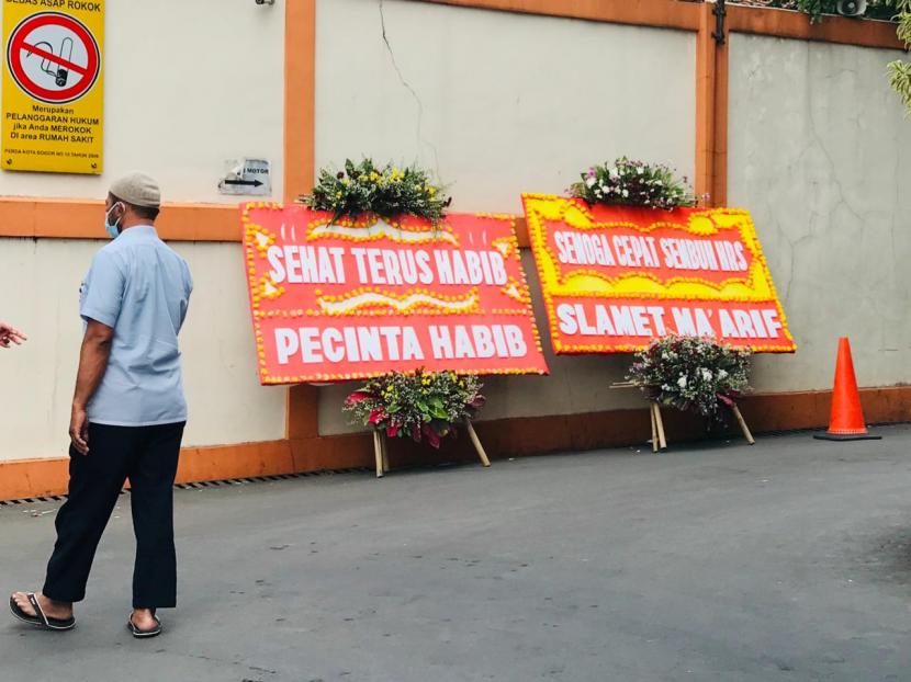 Karangan bunga untuk Habib Rizieq Shihab di RS Ummi, Kota Bogor. Hasil swab atau rekam medis Habib Rizieq dilindungi oleh UU, sehingga RS Ummi tidak bisa membukanya tanpa persetujuan pemilik rekam medis.