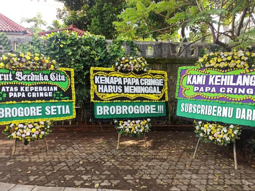 Karangan bunga yang dikirimkan ke kedai kopi Qopy Malabar di Kota Bogor, Jawa Barat.
