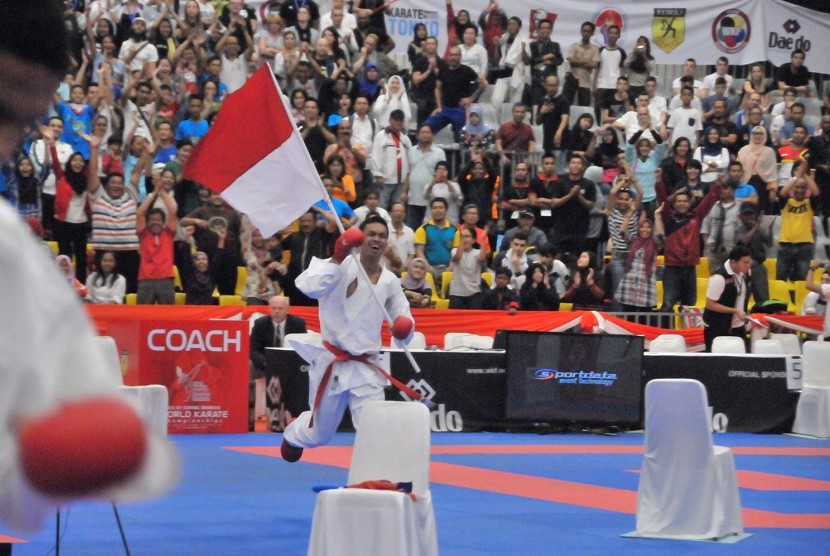 Karateka DKI Muhammad Fahmi Sanusi meraih medali emas.