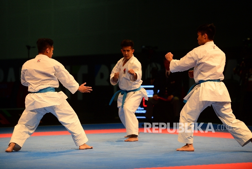 Karateka Indonesia Andi Tomy, Aspar, dan Andi Dasril (dari kiri) tampil dalam nomor kata beregu putra karate SEA Games XXIX Kuala Lumpur di KLCC, Kuala Lumpur, Malaysia, Kamis (24/8).