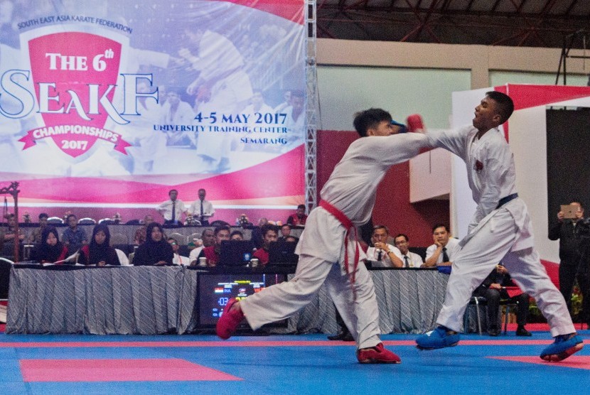 Karateka Indonesia Rifky Ardiansyah (kanan) melepaskan pukulan ke arah katateka Vietnam Nguyen Quoc Nghia (kiri) pada pertandingan karate kelas Kumite 60 Kg U-21 Putra Kejuaraan Karate International 6th South East Asia Karate Federation (SEAKF) di Semarang, Jawa Tengah, Kamis (4/5).
