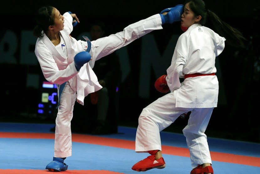 Karateka Indonesia, Srunita Sari Sukatendel (kiri), melepaskan tendangan saat menghadapi karateka Laos, Kunhazaitavong Anna, dalam nomor Kumite 50 kg putri SEA Games 2017 di Kuala Lumpur, Malaysia, Selasa (22/8). 