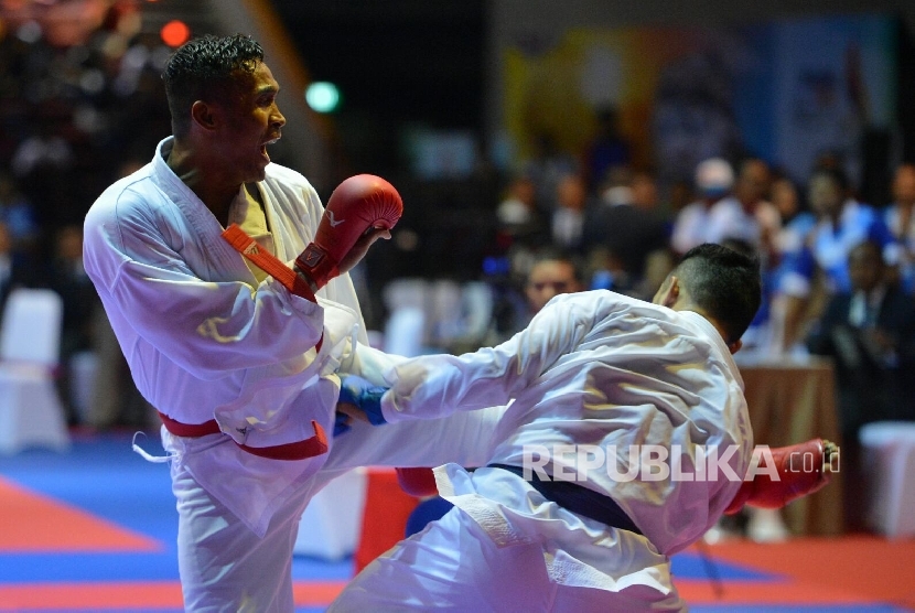 Karateka Jakarta Caesar George Isac (Biru) saat bertanding melawan Karateka Jawa Timur Umar Syarief pada final Kumite Individual Putra +84 Kg Senior PON XIX Jabar di Sabuga ITB, Minggu (18/9). (Republika/ Prayogi)