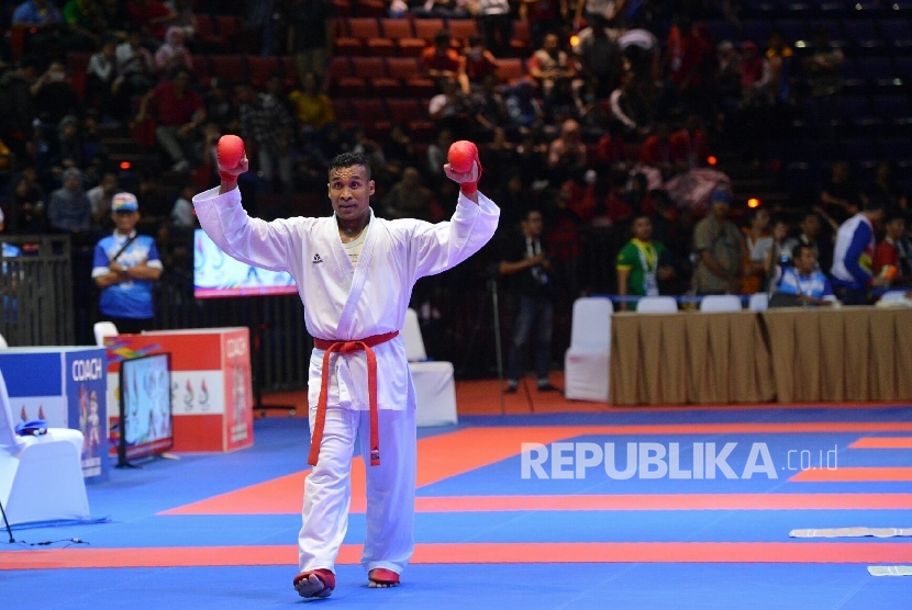 Karateka Jawa Timur Umar Syarief meluapkan kegembiraannya usai mengalahkan Karateka Jakarta Caesar George Isac pada pertandingan final Kumite Individual Putra +84 Kg Senior PON XIX Jabar di Sabuga ITB, Minggu (18/9).  (Republika/ Prayogi)