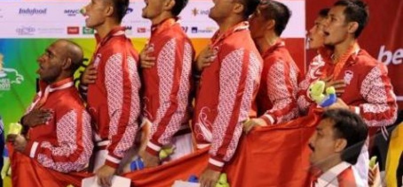 Karateka putra Indonesia (kiri-kanan) Yulizar, Christo Mondolu, Hendro Salim, Umar Syarief, Jintar Simanjuntak, Suryadi, dan Donny Dharmawan menyanyikan lagu Indonesia Raya saat upacara pemberian medali nomor Kumite Beregu Putra SEA Games XXVI Tennis Indoo
