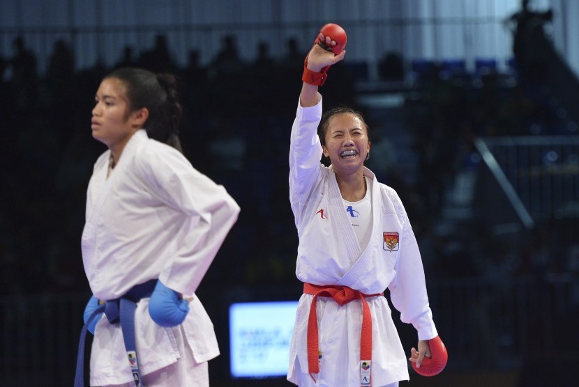 Karateka putri Indonesia Srunita Sari Sukatendel (kanan) meluapkan kegembiraan seusai mengalahkan karateka putri Thailand Paweena Raksachart pada final Karate nomor kumite bawah 50 kg di KLCC, Kuala Lumpur Malaysia, Selasa (22/8). 