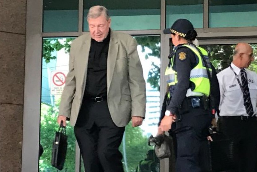 Kardinal George Pell saat meninggalkan gedung pengadilan Melbourne Magistrates' Court.