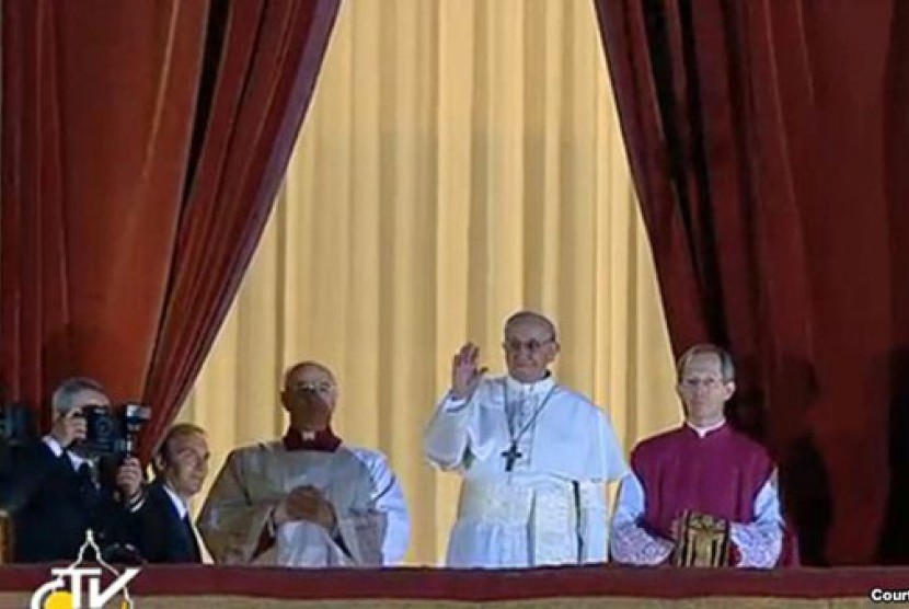 Kardinal Jorge Bergoglio menyapa masyarakat yang berkerumun di Lapangan Santo Petrus untuk pertama kalinya sebagai Paus, Rabu (13/3).