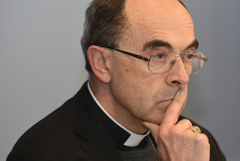 Kardinal Katolik Philippe Barbarin dari Prancis yang dituduh menutupi pelecehan seksual anak oleh pastur meminta maaf kepada korban saat misa.