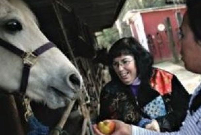 Kari Ann Owen mendedikasikan diri membantu penyandang cacat melalui terapi kuda.