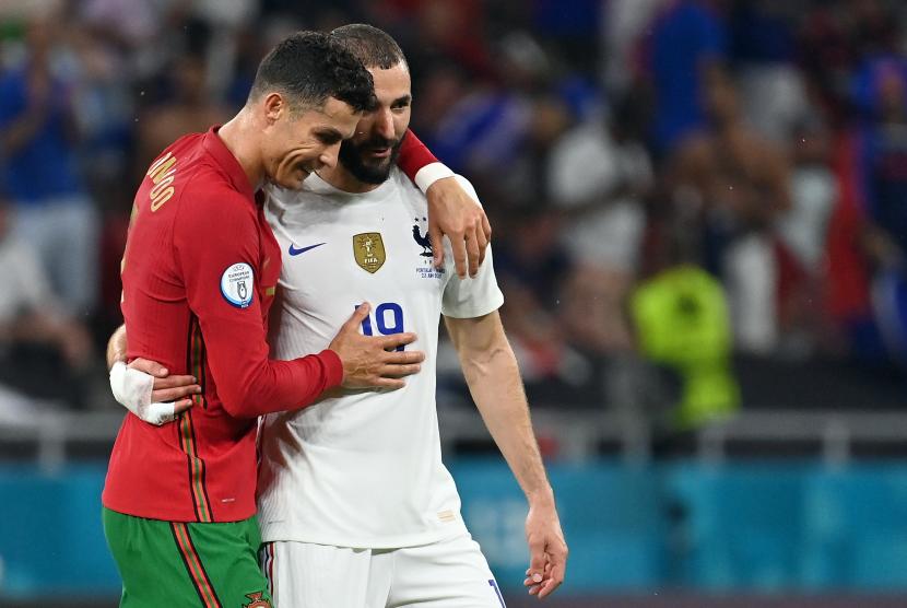  Karim Benzema dari Prancis (kanan) bereaksi dengan Cristiano Ronaldo dari Portugal selama pertandingan sepak bola babak penyisihan Grup F UEFA EURO 2020 antara Portugal dan Prancis di Budapest, Hungaria, 23 Juni 2021. 