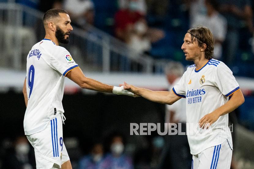  Karim Benzema dan Luka Modric (kanan) saat membela Real Madrid.