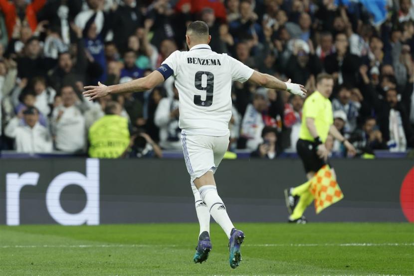 Karim Benzema dari Real Madrid melakukan selebrasi setelah mencetak gol keunggulan 1-0 selama pertandingan sepak bola leg kedua babak 16 besar Liga Champions antara Real Madrid dan Liverpool, di Santiago Bernabeu, Madrid, Spanyol, Kamis (16/3/2023) dini hari WIB. 