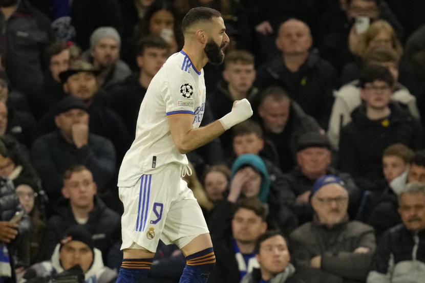 Karim Benzema dari Real Madrid merayakan setelah mencetak gol ketiga timnya selama pertandingan sepak bola perempat final leg pertama Liga Champions antara Chelsea dan Real Madrid di stadion Stamford Bridge di London, Rabu, 6 April 2022. 