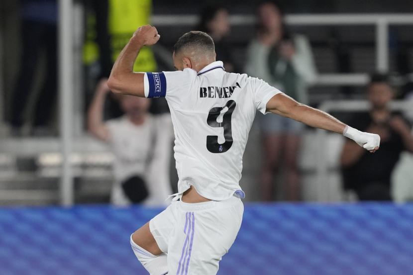  Karim Benzema dari Real Madrid berselebrasi setelah mencetak gol kedua timnya selama pertandingan sepak bola final Piala Super Eropa antara Real Madrid dan Eintracht Frankfurt di Stadion Olimpiade Helsinki, Finlandia, Kamis (11/8/2022) dini hari WIB.
