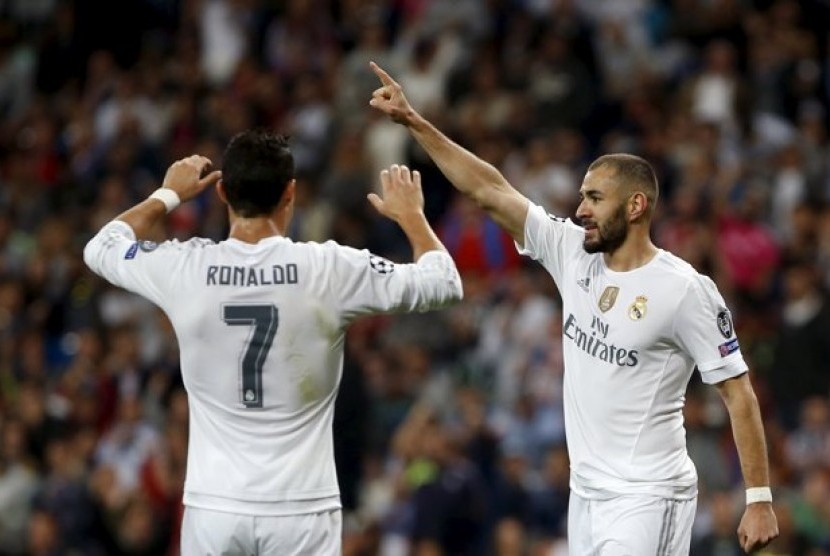 Karim Benzema (kanan) merayakan gol bersama Cristiano Ronaldo