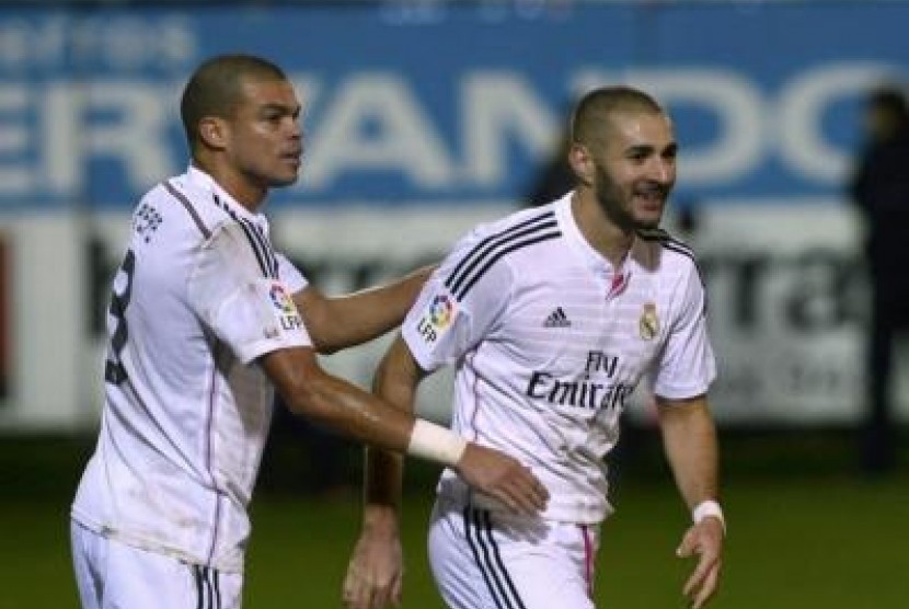 Karim Benzema (kanan) merayakan golnya ke gawang Eibar bersama Pepe, Ahad (23/11) dini hari WIB.