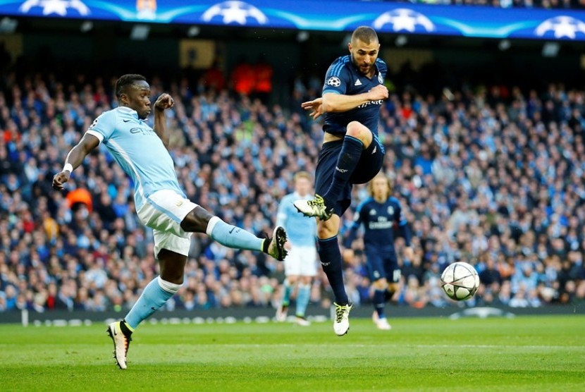 Karim Benzema (kanan) saat melawan Manchester City pada leg pertama semifinal Liga Champions.