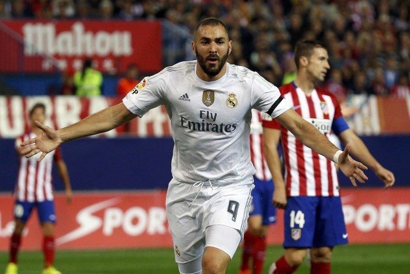 Karim Benzema melakukan selebrasi setelah mencetak gol ke gawang Atletico Madrid pada laga La Liga Spanyol, Senin (5/10) dini hari WIB