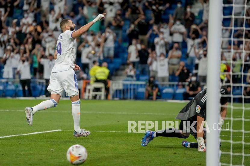  Karim Benzema melakukan selebrasi usai mencetak gol tendangan penalti pada pertandingan sepak bola La Liga Spanyol antara Real Madrid dan Celta de Vigo di stadion Bernabeu di Madrid, Spanyol,  Senin (13/9) dini hari WIB.