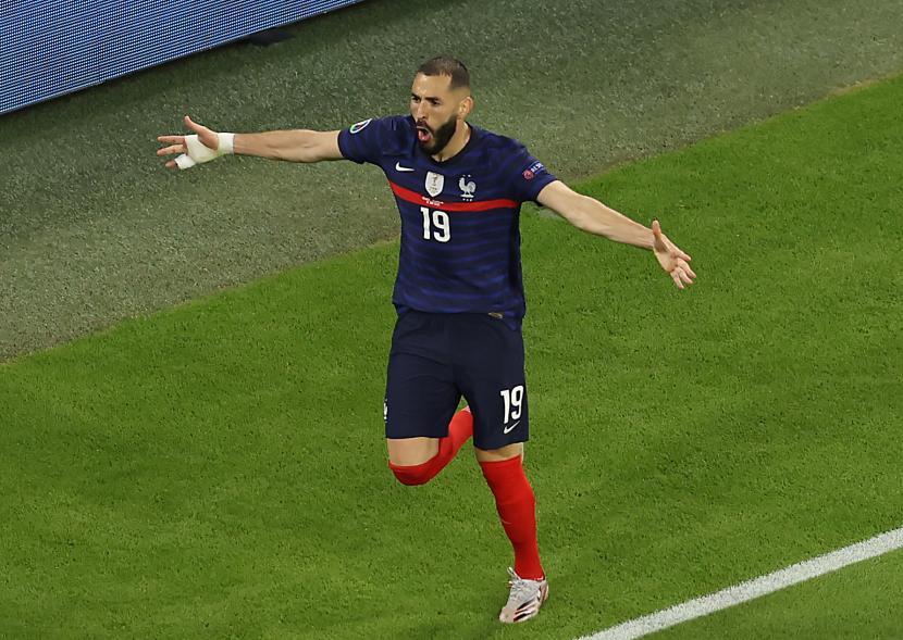 Karim Benzema melakukan selebrasi usai mencetak gol yang kemudian dianulir pada pertandingan sepak bola babak penyisihan grup F UEFA EURO 2020 antara Prancis dan Jerman di Munich, Jerman, 15 Juni 2021.