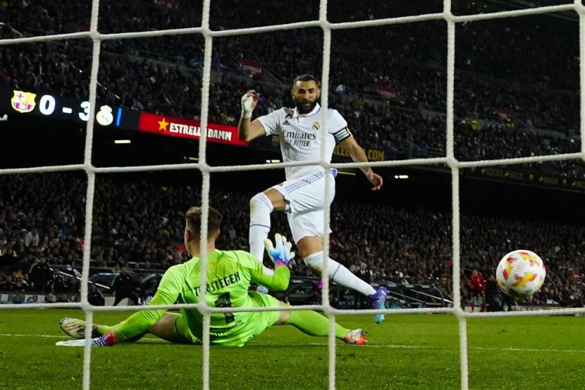 Karim Benzema mencetak gol ketiganya ke gawang Barcelona pada semifinal leg kedua Copa Del Rey di Cam Nou, Kamis (6/4/2023). 