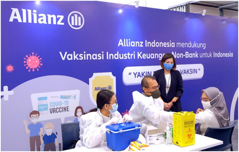 Karin Zulkarnaen, Chief Marketing Officer Allianz Life Indonesia bersama peserta vaksinasi Covid-19 Industri Keuangan Non-Bank yang diselenggarakan bersama OJK dan Kementerian Kesehatan di kantor pusat Allianz Indonesia