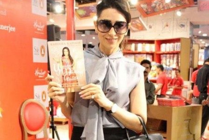 Karisma Kapoor dan buku barunya, My Yummy Mummy Guide (from NDTV).jpg Karisma Kapoor dan buku barunya, My Yummy Mummy Guide