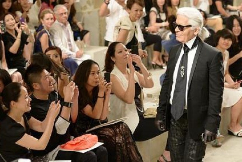 Karlf Lagerfeld muncul dan berjalan di atas catwalk usai seluruh model keluar memeragakan koleksinya di Singapura.