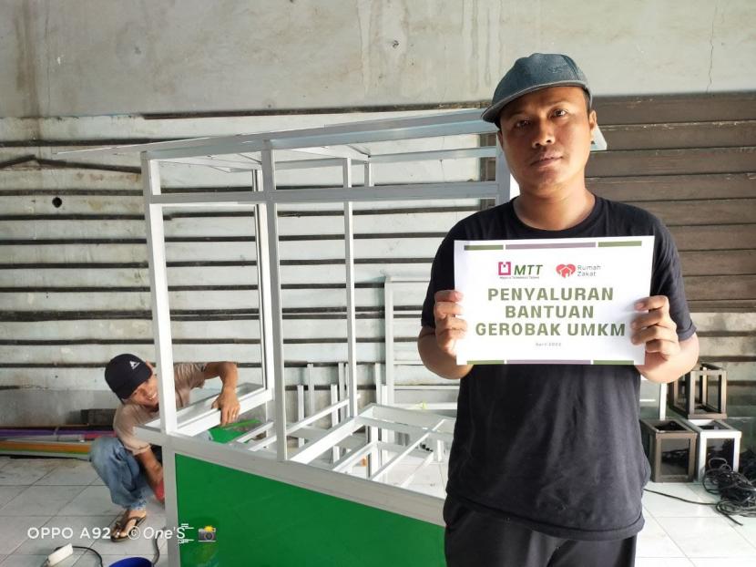 Karman (38), seorang pedagang sayuran dan buah keliling Desa Karangpawitan, Pangandaran, Jawa Barat mendapat bantuan gerobak untuk berjualan roti bakar sesuai keinginanya