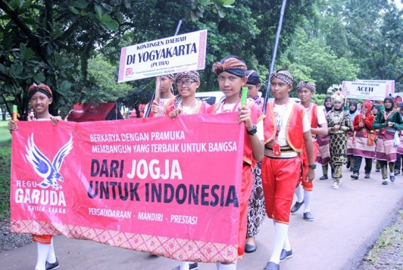 Karnaval budaya anggota pramuka penggalan memeringati Hari Sumpah Pemuda di Bumi Perkemahan Cibubur, Jakarta Timur, Sabtu (28/10)