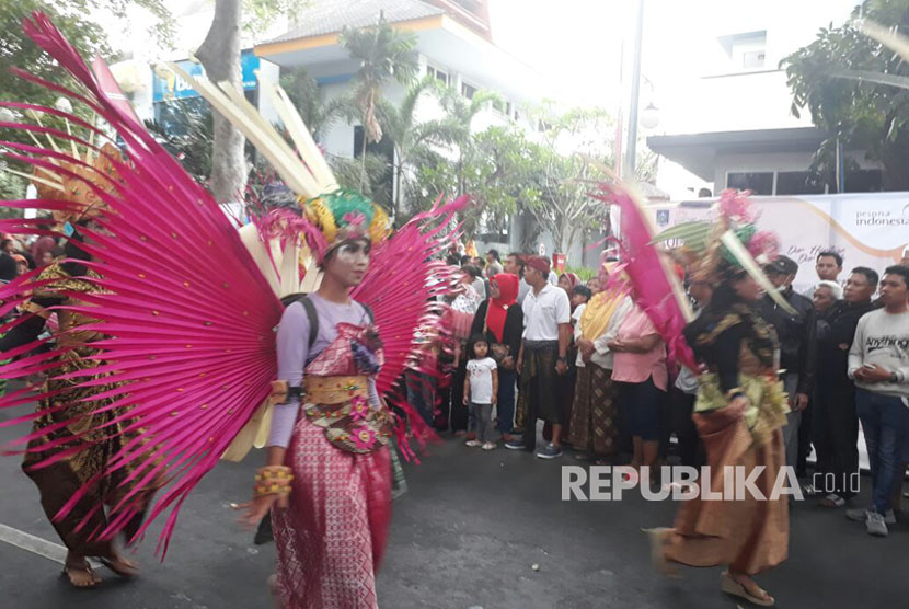 Karnaval Bulan Pesona Lombok Sumbawa di sepanjang Jalan Pejanggik, Kota Mataram, NTB, pada Jumat (17/8) berlangsung meriah.