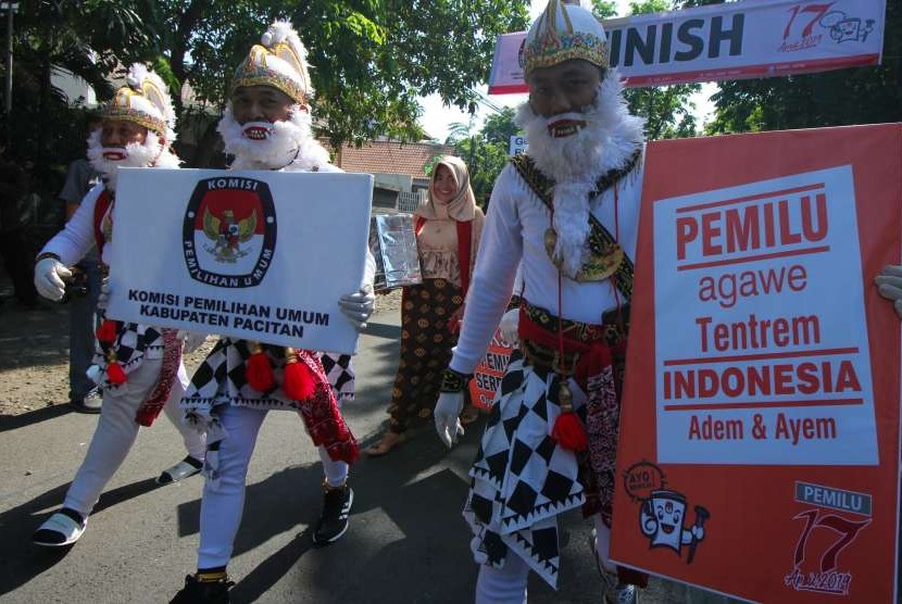 Ketua Umum Partai Demokrat Susilo Bambang Yudhoyono (SBY) menmutuskan walkout dari arak-arakan karnaval kampanye di silang Monas, Jakarta, Ahad (23/9). 