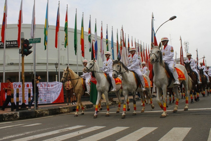   Karnaval dari pasukan kavaleri berkuda TNI melintasi gedung Merdeka di jalan Braga, Bandung, Kamis (18/4).  (Republika/Arief Maulana Hasan)