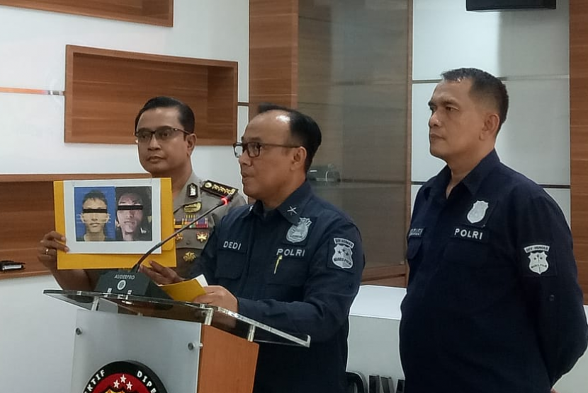 Karo Penmas Divisi Humas Mabes Polri, Brigjen Dedi Prasetyo (tengah) saat konferensi pers pengungkapan identitas pelaku ledakan bom Polrsetabes Medan, di Mabes Polri, Jakarta Selatan, Rabu (13/11).