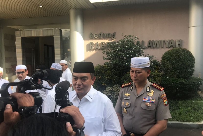 Karo Penmas Divisi Humas Mabes Polri, M Iqbal (kedua dari kanan) dan Kapolres Jakarta Selatan, Mardiaz Kusin Dwihanato saat melakukan kunjungan ke kantor DPP Rabithah Alawiyah, Jumat (16/2) 