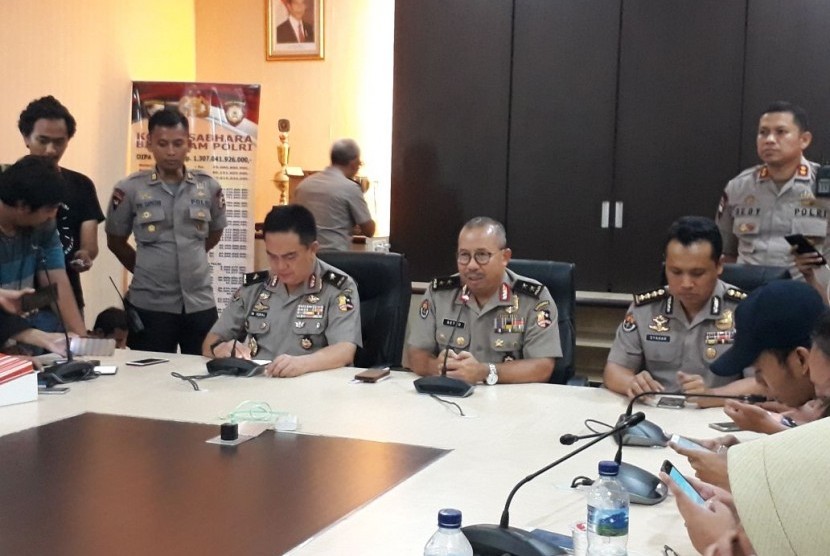 Karo Penmas Polri, Brigjen Muhammad Iqbal dan Kepala Divisi Humas Mabes Polri, Irjen Setyo Wasisto memberikan konferensi pers terkait perkembangan pascakerusuhan di Rutan Brimob di Markas Direktorat Polisi Satwa Baharkam Mabes Polri, Kelapa Dua, Depok, Rabu (9/5) malam. 